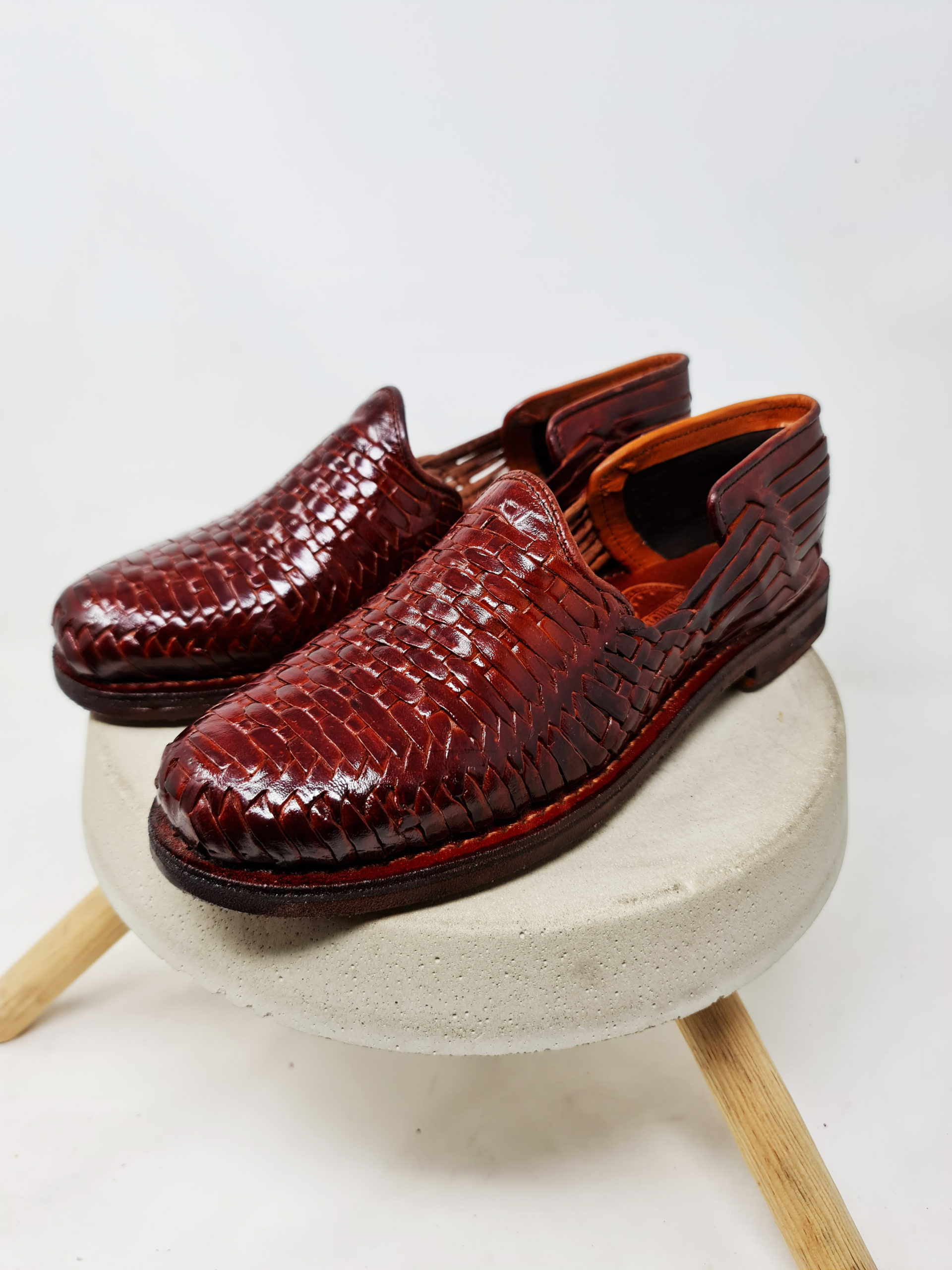 Men's closed-toe leather huaraches in wine color - KWARACHI